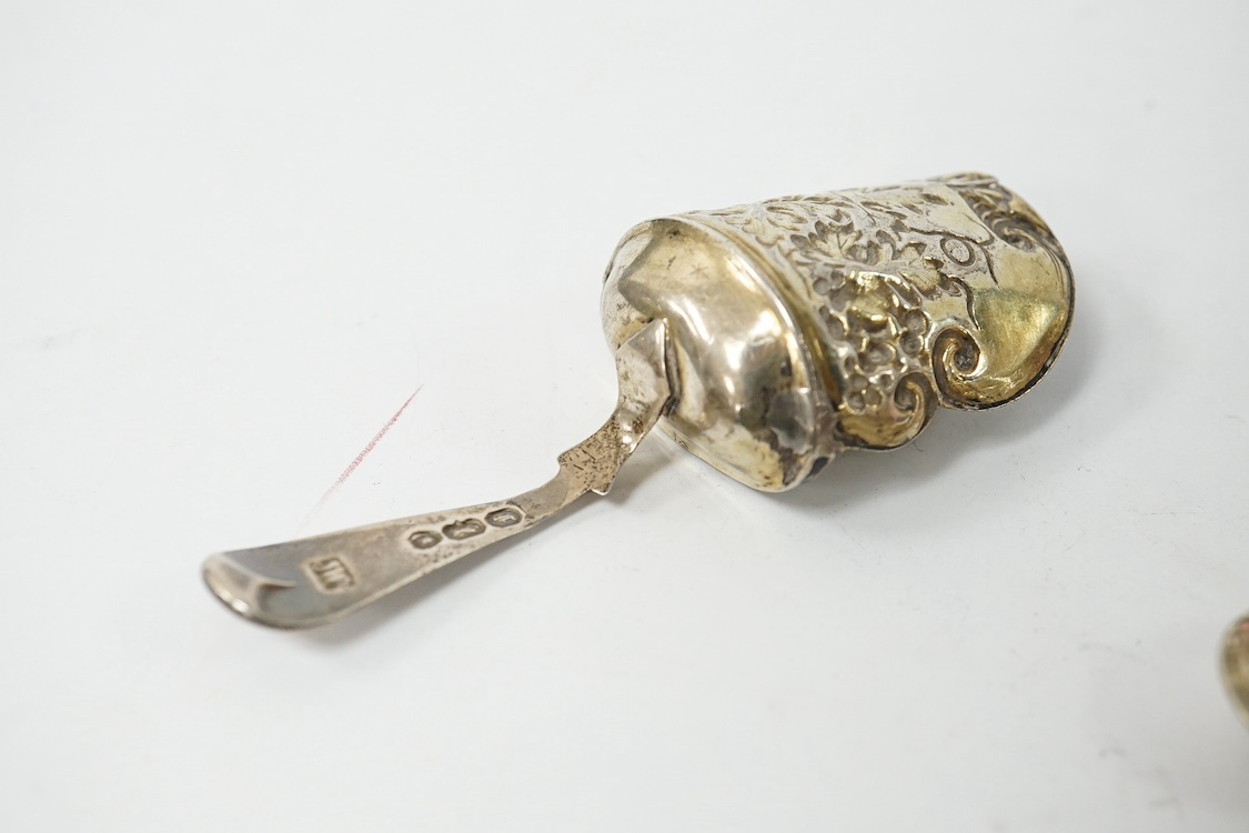 A Victorian silver shaped rectangular vinaigrette, engraved with a scene to commemorate The Great Exhibition at the Crystal Palace in Hyde Park, London, by William Dudley, Birmingham, 1850, 33mm, together with three smal
